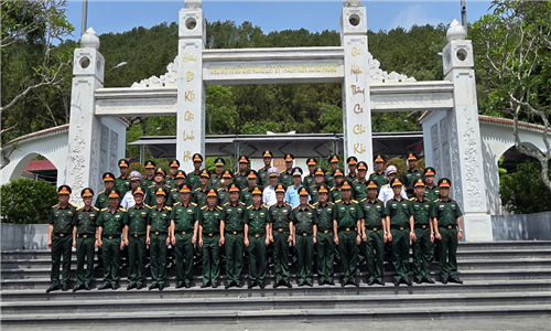 Đoàn cán bộ, học viên lớp đào tạo dài hạn Chỉ huy – Tham mưu chiến dịch, chiến lược khóa 13, Học viện Quốc phòng tổ chức dâng hương tại khu di tích Ngã ba Đồng Lộc