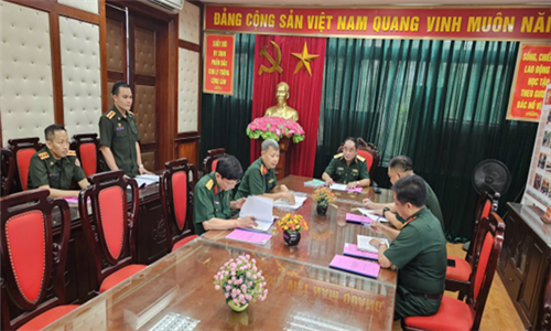 Hội đồng khoa học Khoa Chiến dịch thông qua đề cương luận văn Thạc sĩ cho học viên cao học Khóa 28 Quân đội nhân dân Lào
