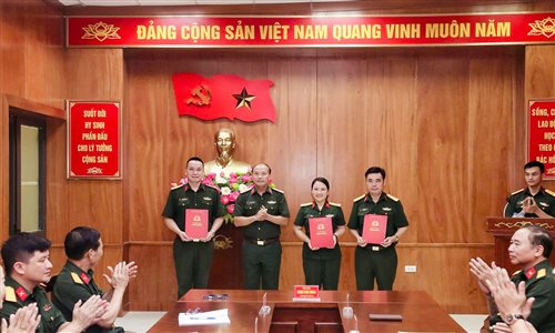 Cục Chính trị trao quyết định nâng lương, thăng quân hàm thượng tá QNCN năm 2026