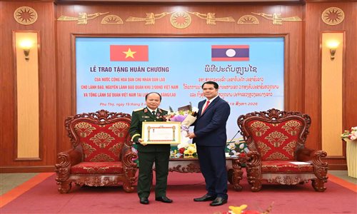 Nhà nước Lào trao Huân chương tặng các cá nhân có nhiều đóng góp cho quan hệ Việt Nam - Lào