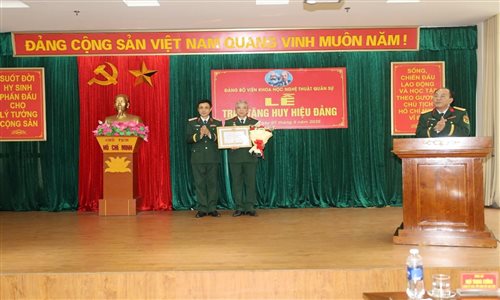 Đảng bộ Viện Khoa học Nghệ thuật Quân sự Học viện Quốc phòng trao tặng Huy hiệu 35 năm và 30 năm tuổi Đảng