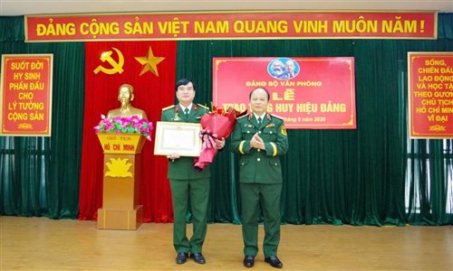 Đảng bộ Văn phòng Học viện Quốc phòng trao tặng huy hiệu 35 năm tuổi Đảng
